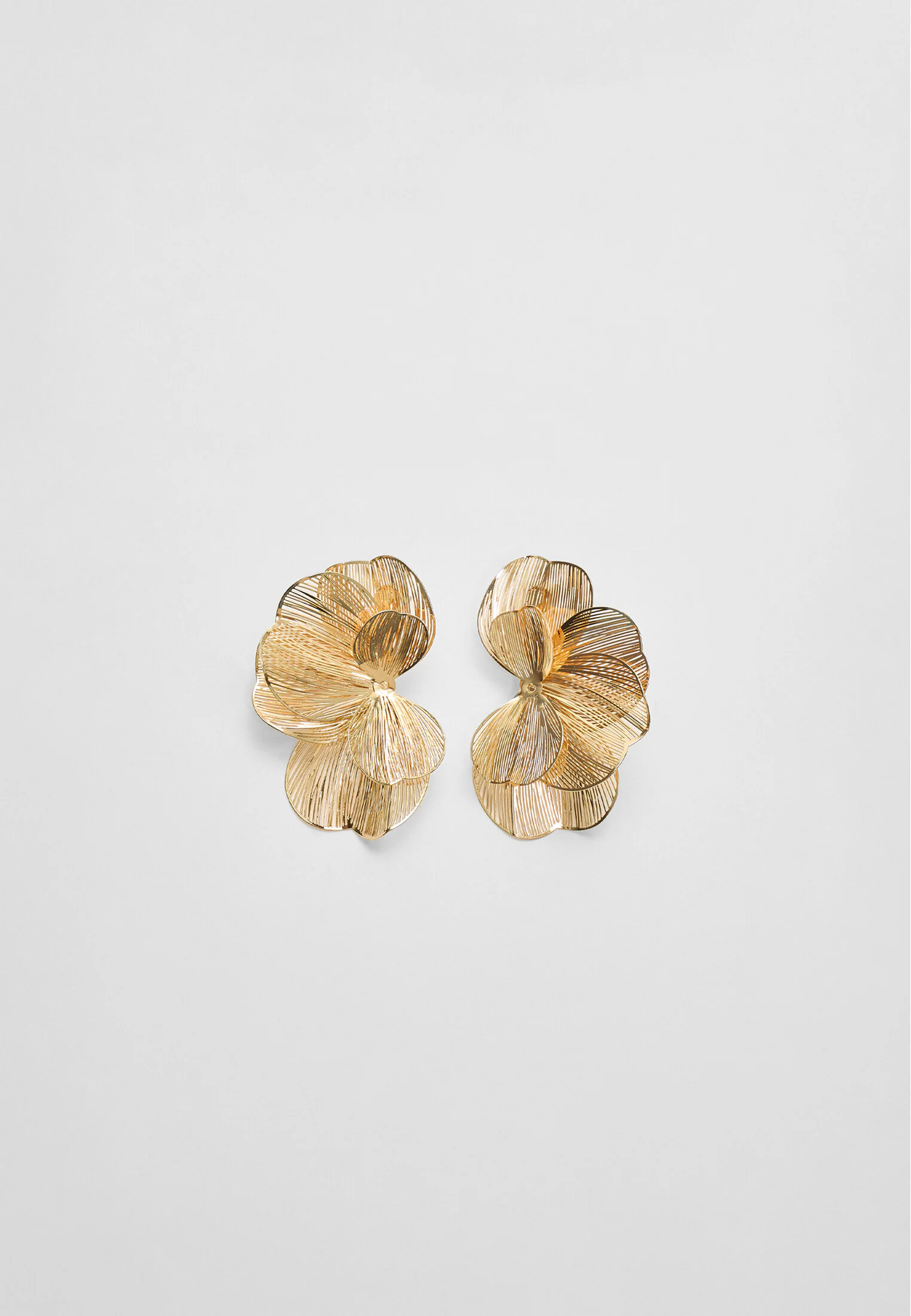 Earring in fan-shaped flower shape with texture