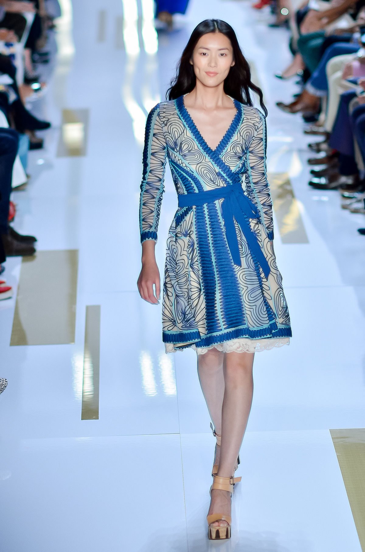 Wrap dress - Wikipedia