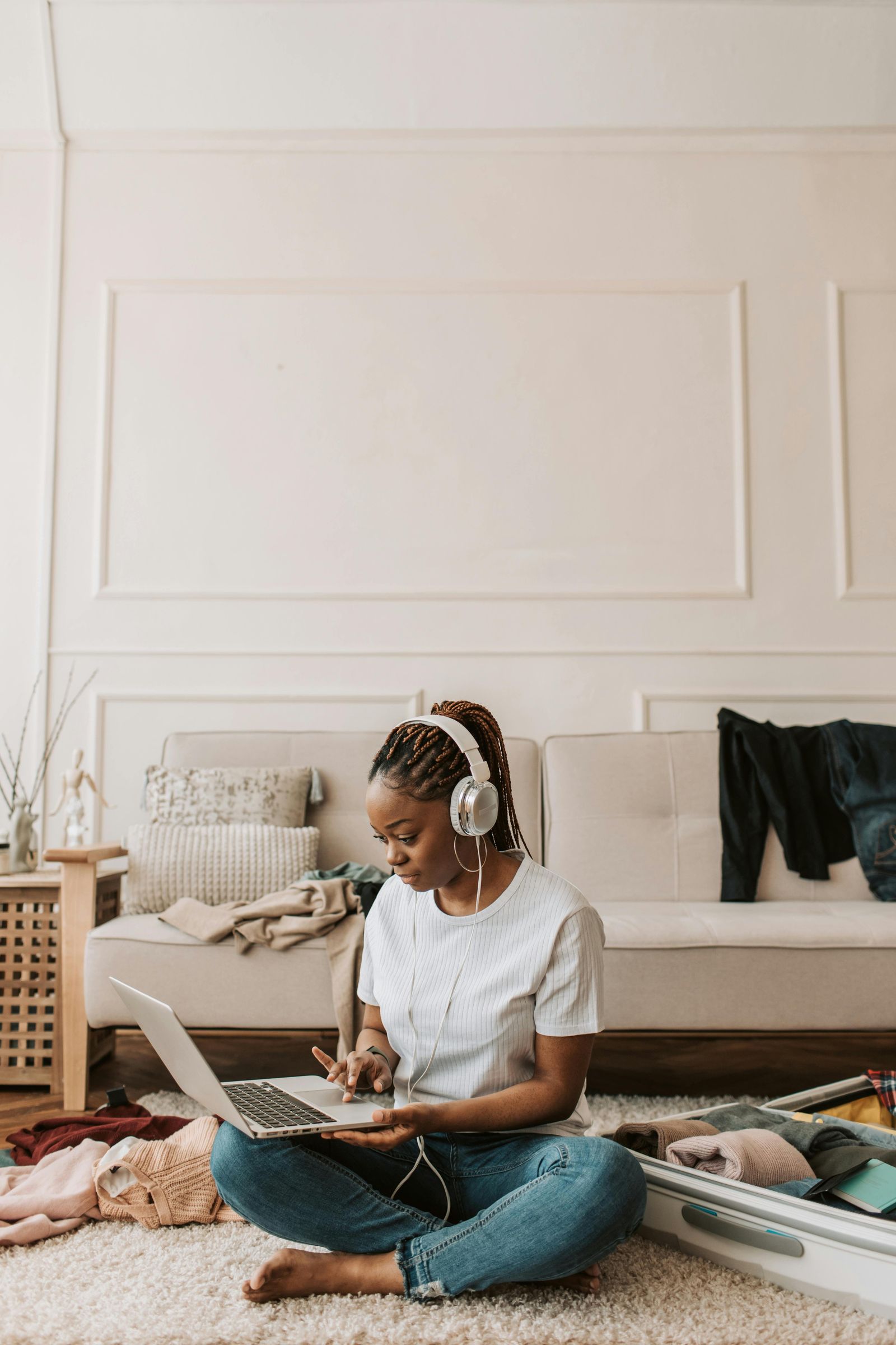6697958b7dc66174400097e6_Homebox UK Lady on Laptop-p-1600.jpg (1600×2400)