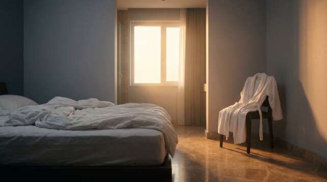 Helles Hotelzimmer mit Bademantel als Wellness-Szene