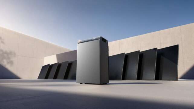 Système EcoFlow STREAM 5000 installé dans un espace domestique avec panneaux solaires