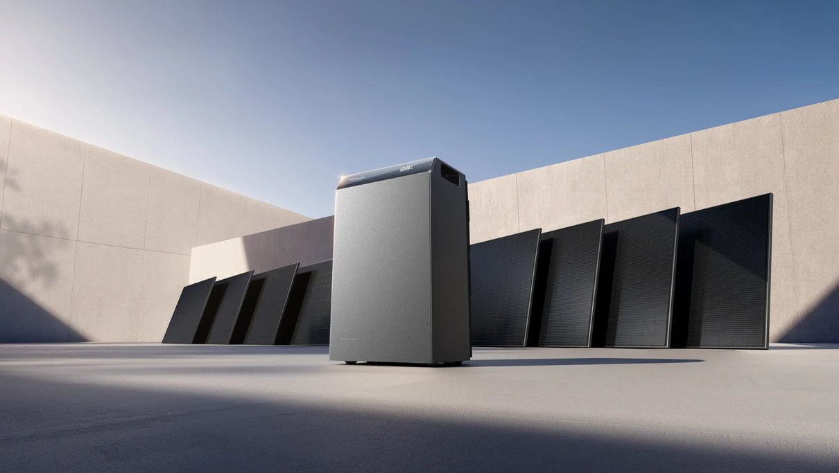 Système EcoFlow STREAM 5000 installé dans un espace domestique avec panneaux solaires