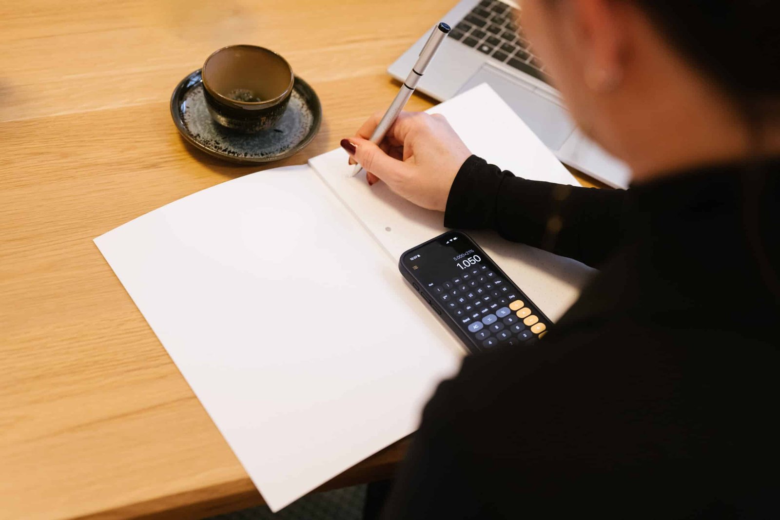 Person arbeitet in der Personalberatung am Schreibtisch