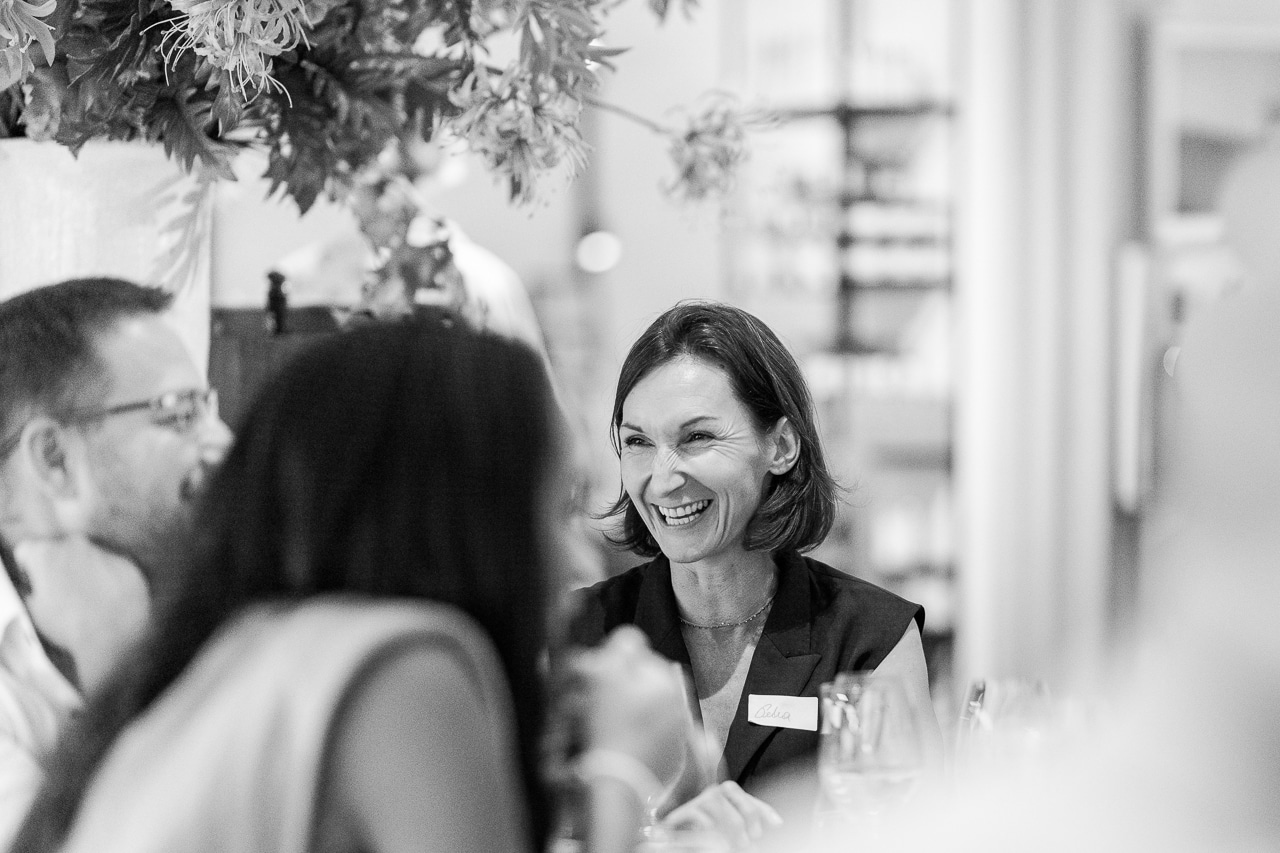 Menschen im Austausch bei einer Networking-Veranstaltung