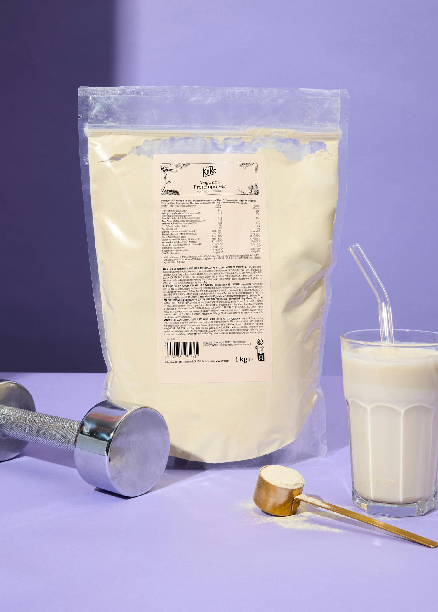Beutel mit veganem Proteinpulver Vanille von Korodrogerie neben einem Glas