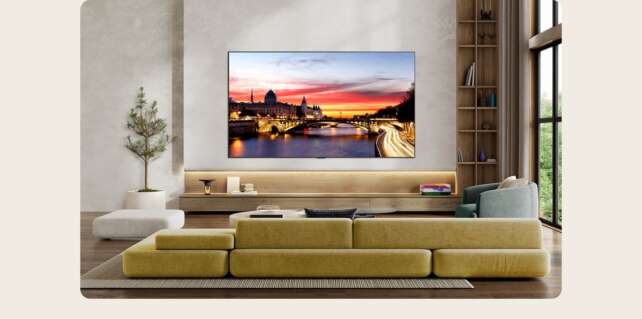 Televisor LG OLED evo montado en una sala de estar