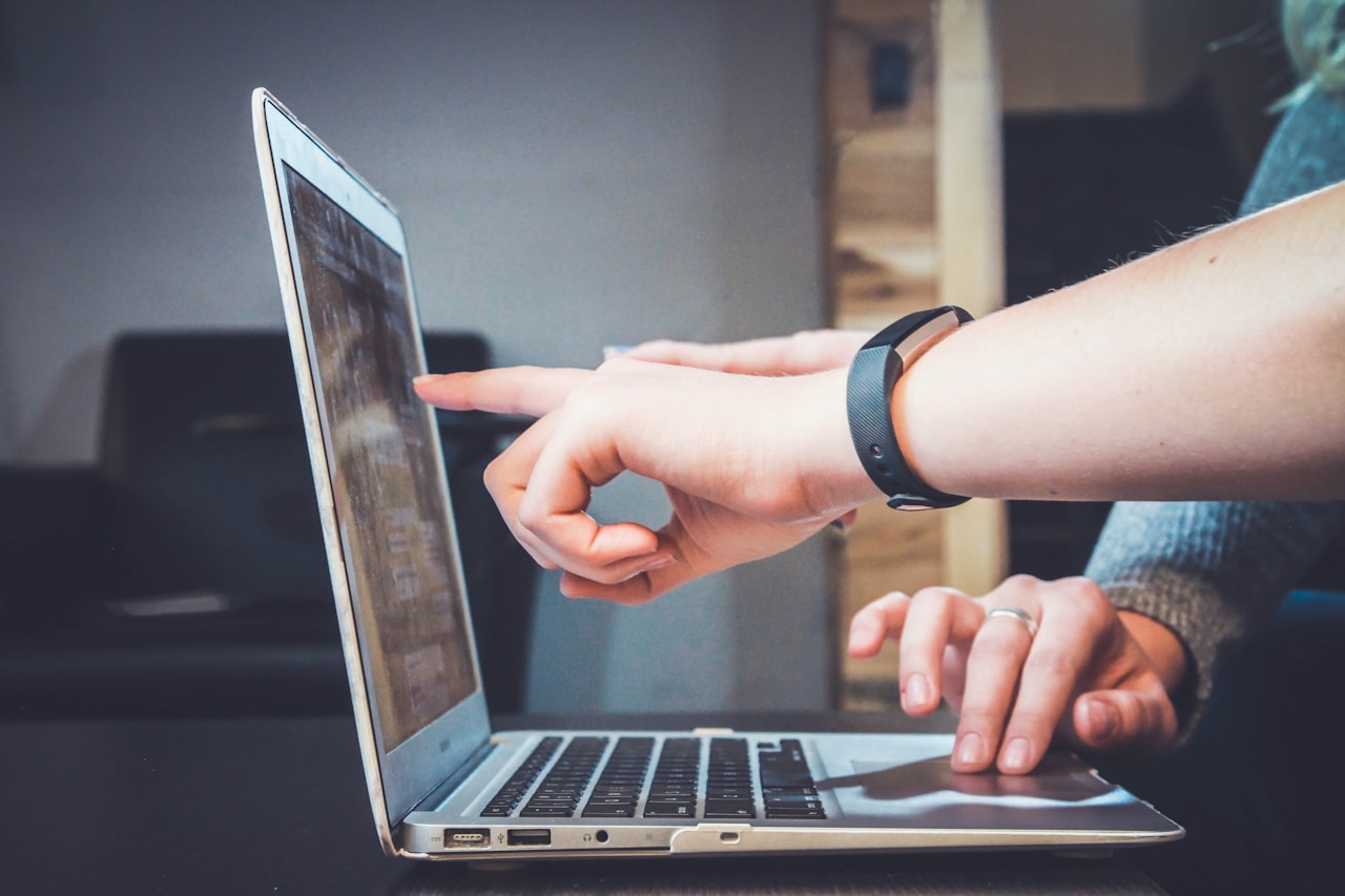 Persona che lavora al computer in un ambiente digitale