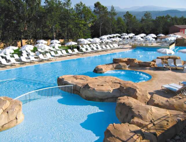 Piscine et villas du Domaine de Fayence dans l'arrière-pays varois