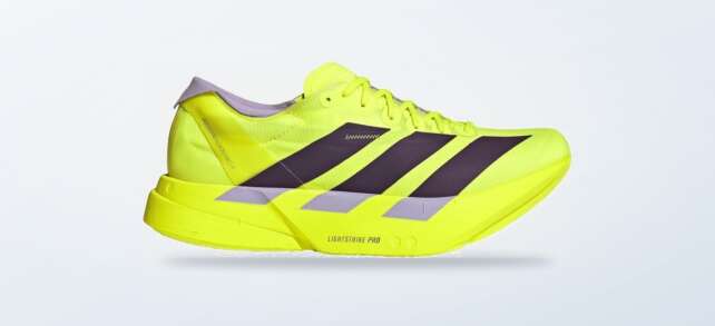 Scarpa adidas Adizero Adios Pro 4 M su fondo chiaro