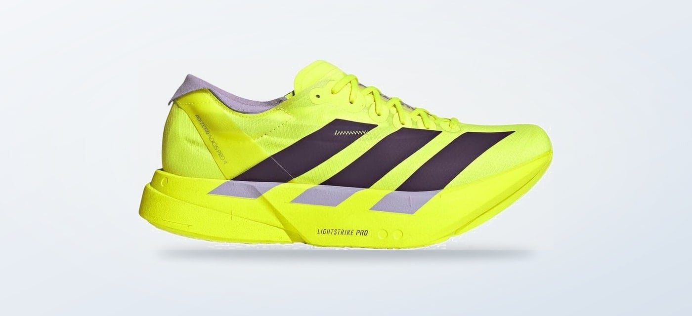 Scarpa adidas Adizero Adios Pro 4 M su fondo chiaro