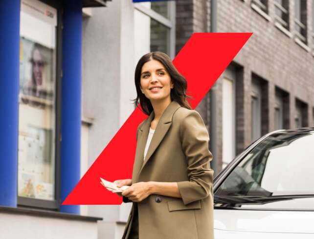 Une conseillère AXA échange avec une conductrice au sujet de son assurance auto.