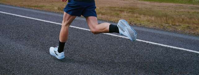 Scena di running con atleti in movimento