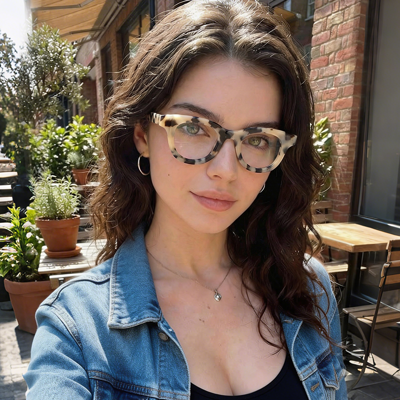 Fytoo Global round glasses in a lifestyle scene