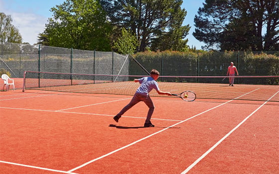 Tennis court at Le Grand Métairie holiday park