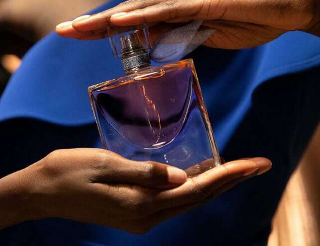 Osoba trzyma flakon perfum La Vie Est Belle