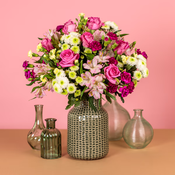 Loving Embrace flowers shown in a bud-to-bloom presentation
